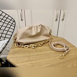 Bottega Veneta The Chain Pouch в последнее время очень популярна.