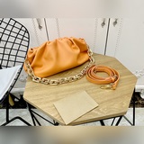 Bottega Veneta The Chain Pouch в последнее время очень популярна.