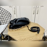 Bottega Veneta The Chain Pouch в последнее время очень популярна.
