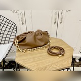 Bottega Veneta The Chain Pouch в последнее время очень популярна.