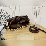 Bottega Veneta The Chain Pouch в последнее время очень популярна.