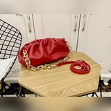 Bottega Veneta The Chain Pouch в последнее время очень популярна.