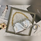 Bottega Veneta The Chain Pouch в последнее время очень популярна.
