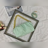 Bottega Veneta The Chain Pouch в последнее время очень популярна.