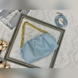 Bottega Veneta The Chain Pouch в последнее время очень популярна.