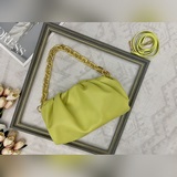 Bottega Veneta The Chain Pouch в последнее время очень популярна.
