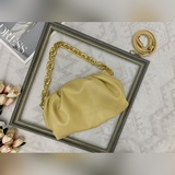 Bottega Veneta The Chain Pouch в последнее время очень популярна.