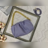 Bottega Veneta The Chain Pouch в последнее время очень популярна.