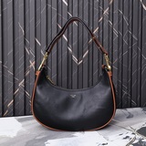 Сумка AVA STRAP среднего размера из гладкой кожи. Размеры： 24 x 13 x 7 см.