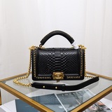 Новая коллекция Chanel Little Chanel для стильных мам с отделкой под кожу змеи в