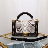 Новая коллекция Chanel Little Chanel для стильных мам, выполненная под кожу змеи