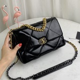Новая модель Chanel 19 из лакированной кожи выглядит еще более изысканно, что са