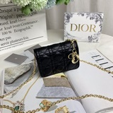 0023lady dior nano клатч – это элегантный и модный аксессуар с застежкой сзади.