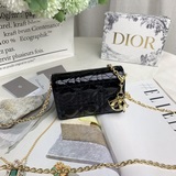 0023lady dior nano клатч – это элегантный и модный аксессуар с застежкой сзади.