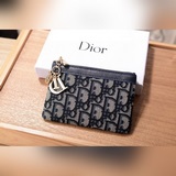 Бренд： Dior. Материал： импортная кожа овцы. Цвет： золотая застежка. Серебряная з