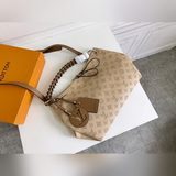 Средняя сумка Beaubourg Hobo из перфорированной телячьей кожи с монограммой.
