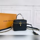 Эта миниатюрная сумка vanity сочетает в себе тисненый узор giant monogram, изящн