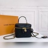 Эта миниатюрная сумка vanity сочетает в себе тисненый узор giant monogram, изящн