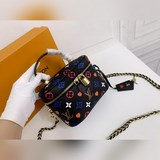 Эта миниатюрная сумка vanity сочетает в себе тисненый узор giant monogram, изящн