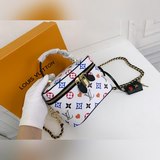 Эта миниатюрная сумка vanity сочетает в себе тисненый узор giant monogram, изящн