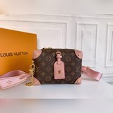 Сумка petite malle souple изготовлена из ткани monogram с заклепками.