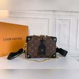 Сумка petite malle souple изготовлена из ткани monogram с заклепками.