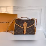 Николя Гескьер представил коллекцию LV Ivy для ранней весны 2023 года.
