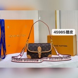 Новая модель m45985 эксклюзивно поступила в продажу. Эта сумка Diane Bag в форме