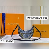 m80198 m80909 loop Полукруглая сумка-багет впервые была представлена в коллекции