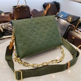 m57793 Молочно-белая сумка-куффин маленького размера произвела впечатление на ве