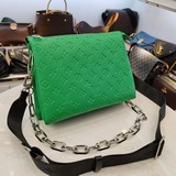 m57793 Молочно-белая сумка-куффин Coussin в мини-формате произвела впечатление н