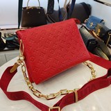 m57793 Молочно-белая сумка coussin small была представлена на весенне-летнем пок