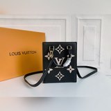 Сумка для нот Petit Sac Plat окрашена в нежные переходящие друг в друга цвета и 