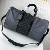 Эксклюзивные фотографии сумки для путешествий Keepall Bandoulière 50 в светлом ц
