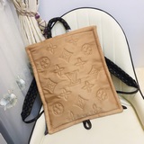 Рюкзак из серии LV Pillow, модель m58981, изготовлен из 100% переработанного ней