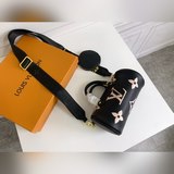 Сумка papillon bb выполнена из ткани monogra с градиентным принтом в виде моногр