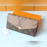 M80726 Этот кошелек Sarah украшен монограммой Monogram и Monogram.