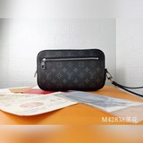M43384 N41663 N41664 M42838 Просторное отделение на молнии, много внутренних кар