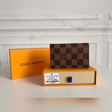 Карточный держатель Louis Vuitton. Этот кожаный держатель для карт имеет семь от