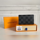 Карточный держатель Louis Vuitton. Этот кожаный держатель для карт имеет семь от