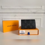 Карточный держатель Louis Vuitton. Этот кожаный держатель для карт имеет семь от