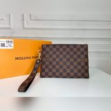Эта сумка City, вдохновленная классическими чемоданами Louis Vuitton, изготовлен