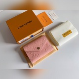 Кожаный кошелек с рисунком личи, изготовленный в нежном стиле, имеет компактный 