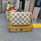 m58009 Маленькая сумка mini pochette accessories Эта сумка небольшая.