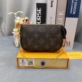 m58009 Маленькая сумочка mini pochette accessories Эта модель небольшая.