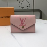【victorine кошелек】 m80086 Данная модель кошелька Victorine выполнена из кожи.