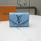 【victorine кошелек】 m80086 Данная модель кошелька Victorine выполнена из кожи.