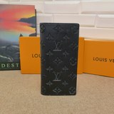 Элегантный внешний вид M62900 в сочетании с черной кожей Monogram Shadow делает 