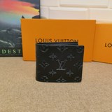 M62901 Этот кошелек Louis Vuitton Multiple имеет лаконичный дизайн и выполнен в 