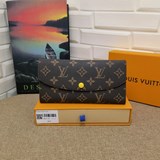 M60136 Функциональный и элегантный кошелек Emilie изготовлен из мягкого материал
